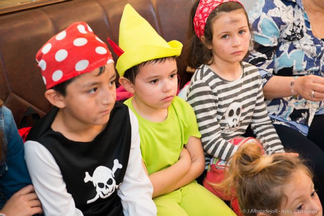 Catorce niños interpretan otra visión de los cuentos populares