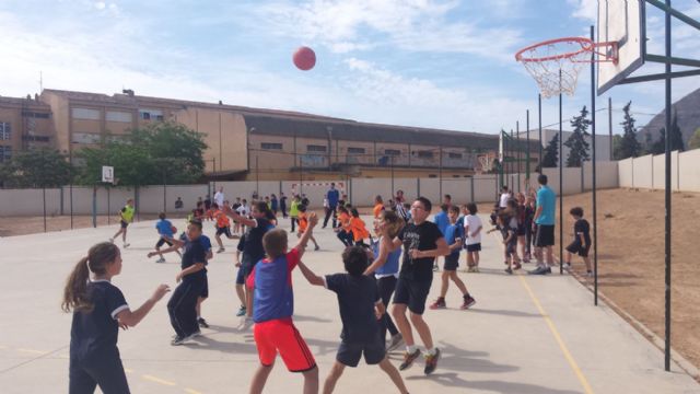 Alumnos del Virgen de Begoña, con el UPCT Basket Cartagena