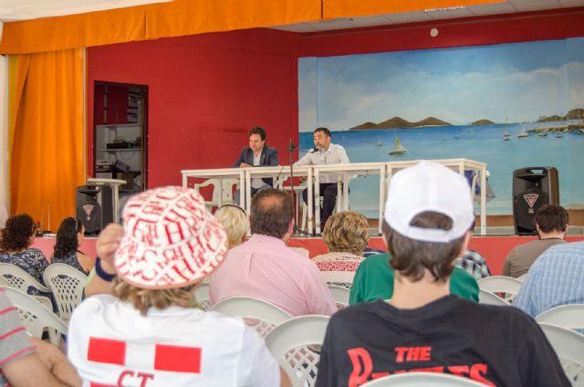 López destaca en Los Urrutias la importancia de que sean los propios vecinos quienes digan cómo optimizar los recursos en la zona