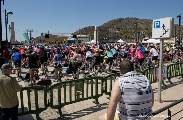Cuatrocientas bicicletas pedalearon contra el cáncer