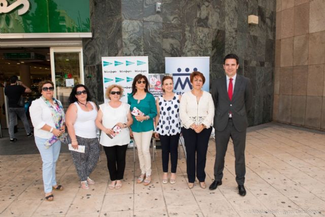 Marcha Mujer 2015 abre una mesa petitoria en El Corte Inglés