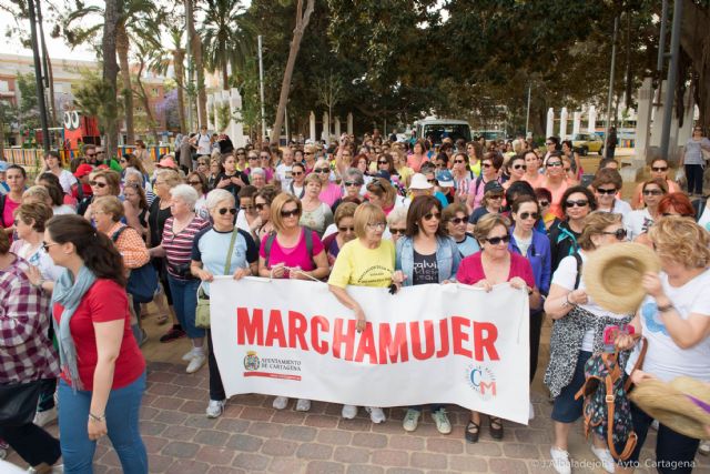 Centenares de mujeres echan andar por Asteamur