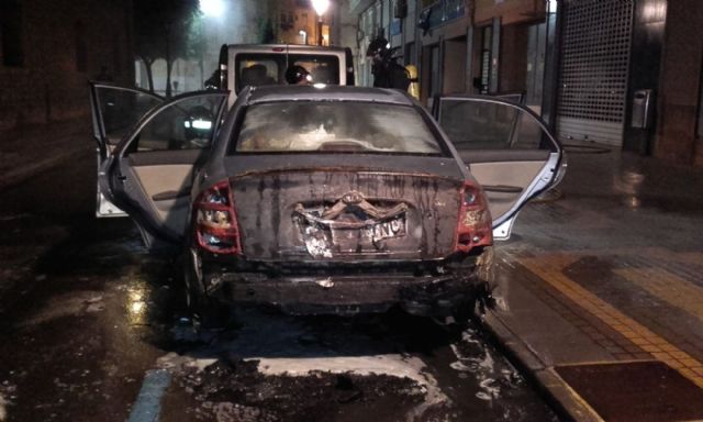 Arden tres vehículos y dos contendores en la calle del Parque