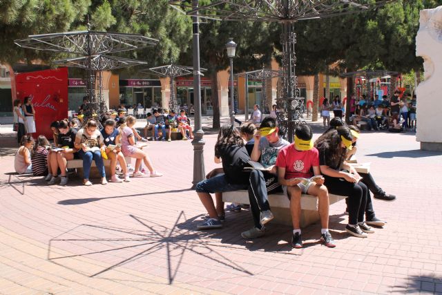 La Plaza Juan XXIII se convierte en punto de lectura gracias al MandaracheBookmob