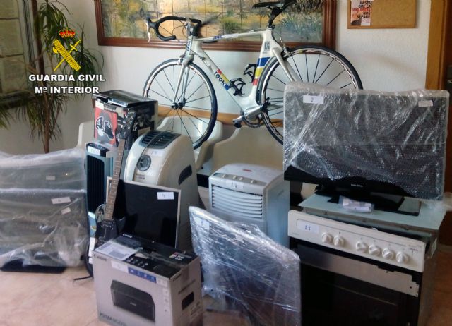 La Guardia Civil detiene a una persona relacionada con una treintena de robos en viviendas