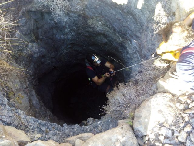 Los Bomberos rescatan a un perro de un pozo en la zona de Cala Reona
