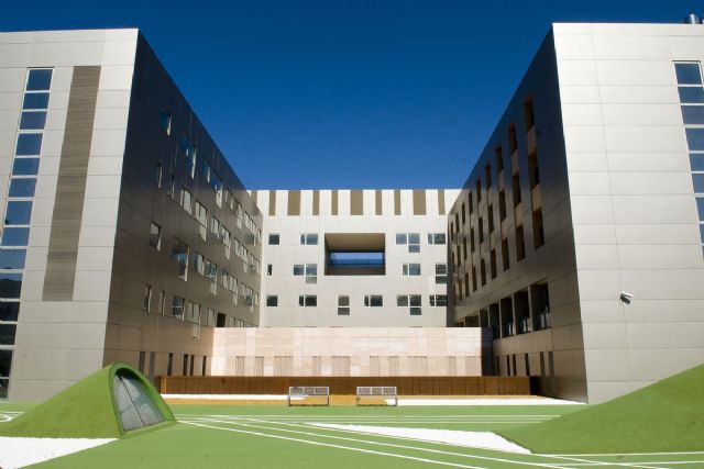 López y Calderón se interesan por el estado de los niños de Paterna atendidos por una intoxicación alimentaria leve