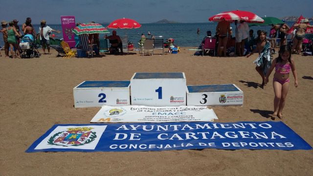 Casi 200 personas nadaron por la Esclerosis Múltiple