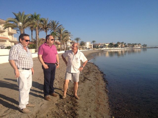 El Ayuntamiento exige celeridad en la limpieza de playas del Mar Menor
