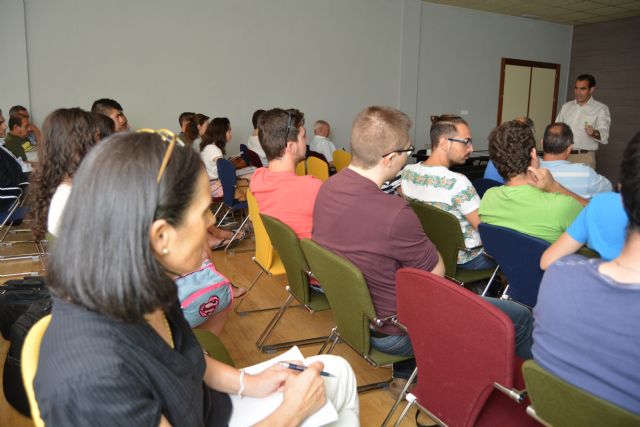 Medio centenar de profesionales y alumnos asisten a un curso de uso eficiente del tractor