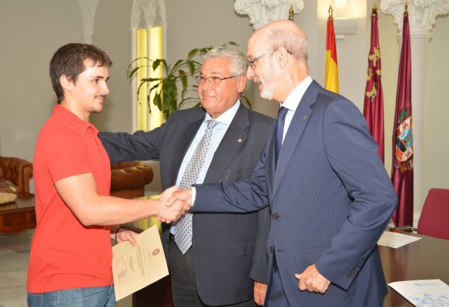Rotary Club Cartagena concede una beca a un estudiante de la UPCT
