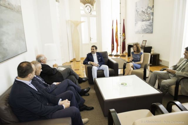 El alcalde repasa con responsables de La Manga Club las prioridades del complejo