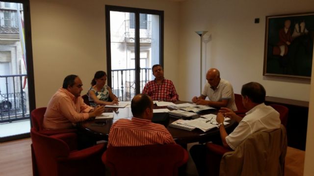 Costas asume el compomiso de limpiar el litoral a principios de agosto