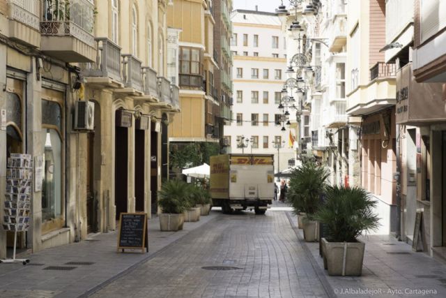 La Policía Local controla el peso de los vehículos que circulan por el casco antiguo