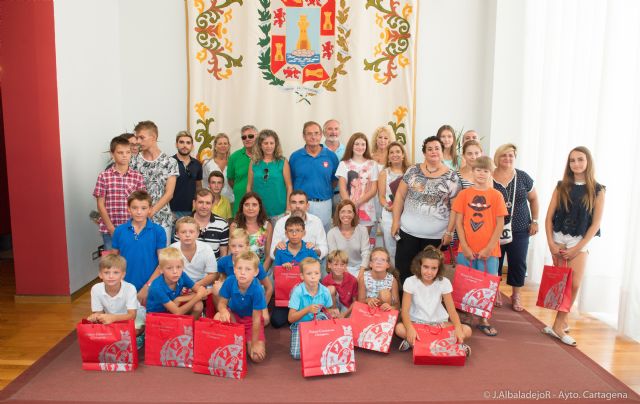 Una veintena de niños bielorrusos visitan el Palacio Consistorial
