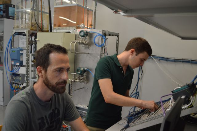 Dos alumnos montan una maqueta que simula la instrumentación de las grandes industrias