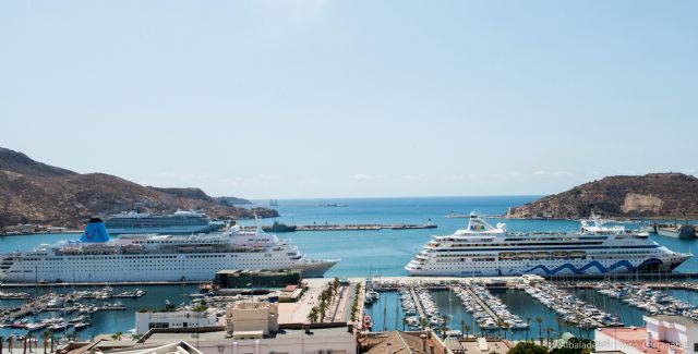 El Ayuntamiento quiere que alguna naviera instale un hotel en la ciudad