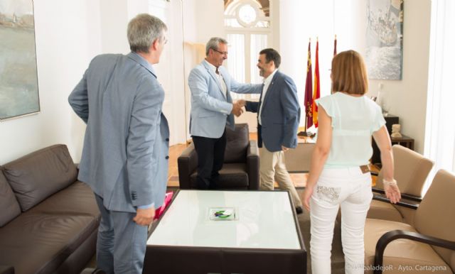 Directivos de CLH explican al alcalde las actividades que desarrollan en el municipio