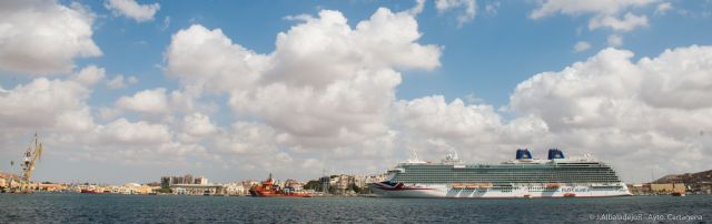 El Britannia atraca en el Puerto de Cartagena
