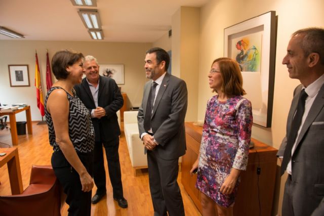 La consejera se compromete a clarificar en breve el futuro del Hospital del Rosell