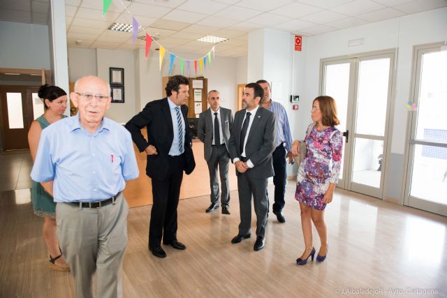 López destaca la labor social de los que cuidan a personas mayores