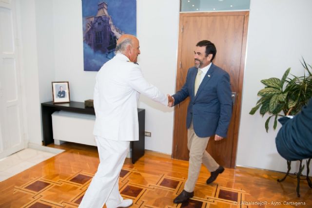 El alcalde recibe al delegado de Defensa en la Región