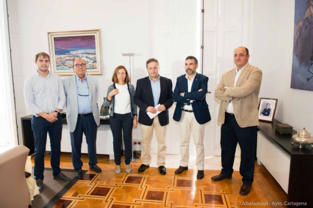 El Club Basket Cartagena entregan los carnés de socios de honor a López, Castejón y Segado