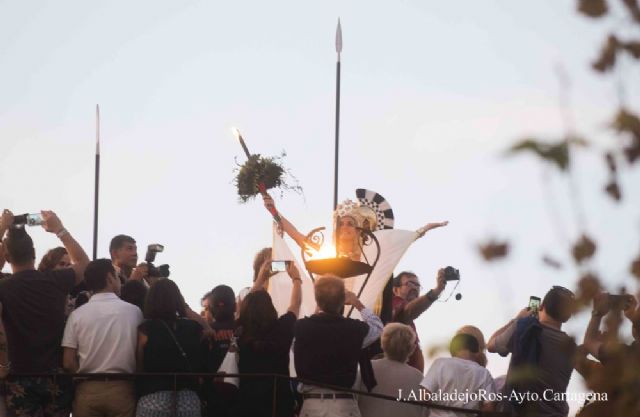 El alcalde homenajea a los festeros que reviven la historia de Cartagena