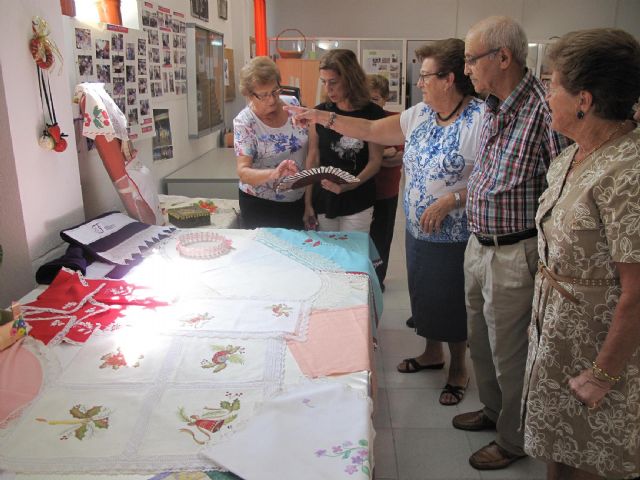 La concejala de Servicios Sociales inaugura la Semana Cultural del Polígono de Santa Ana