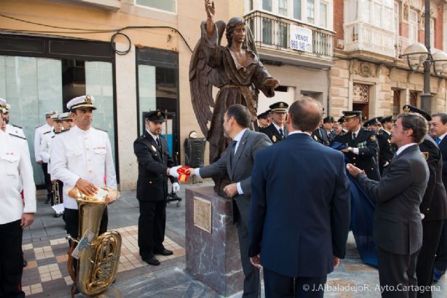 Los Ãngeles Custodios guardan la calle del Carmen