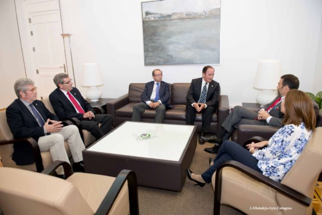 Los hermanos mayores cumplimentan al alcalde