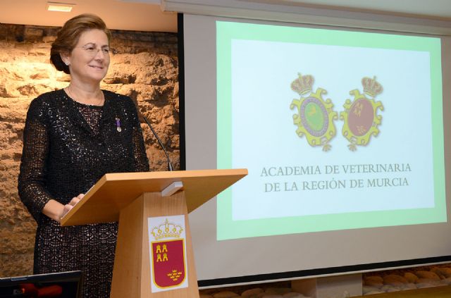 La catedrática de la UPCT Stella Moreno, académica de Veterinaria