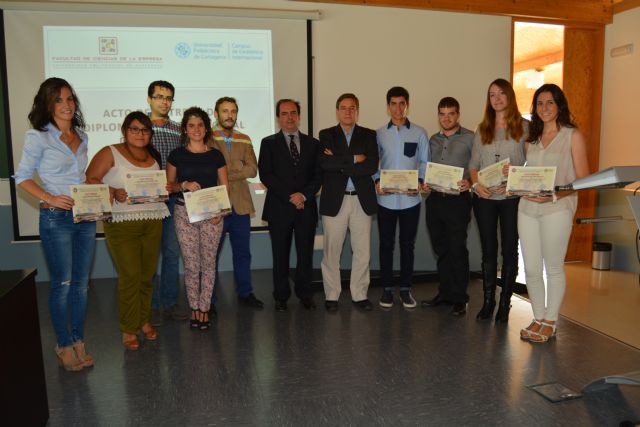 Entregan diplomas a la primera promoción del grado bilingüe en ADE