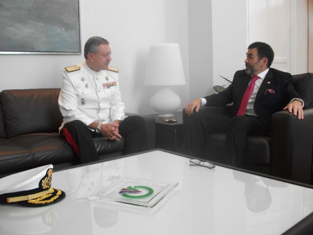 José López recibe al comandante de la Fuerza de Protección de la Armada, Andrés Francisco Gacio