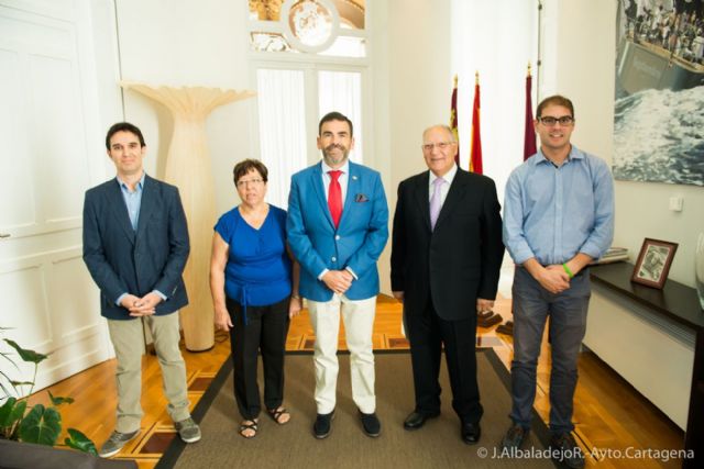 El alcalde muestra su apoyo a la plataforma que pide la restauración de la Catedral Antigua