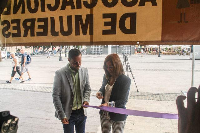 Asociaciones de mujeres exponen sus trabajos en la explanada del Puerto