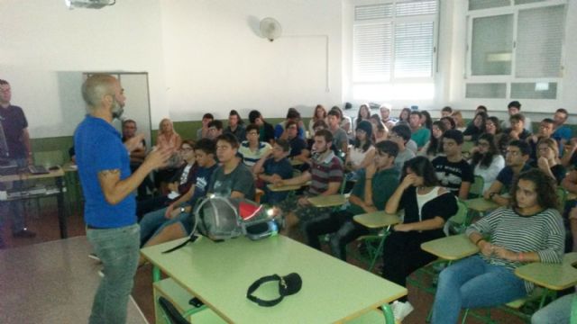 Andrés Lledó comparte su experiencia en la Jungle Maratón con alumnos del Jiménez de la Espada