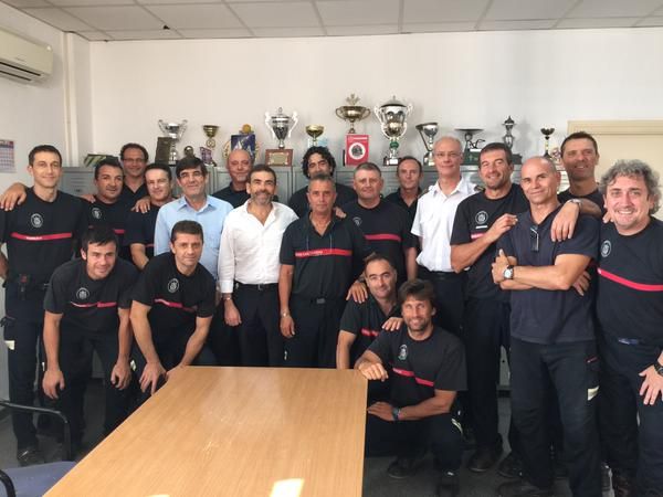 José López alaba la labor del Cuerpo de Bomberos y atiende sus propuestas y sugerencias