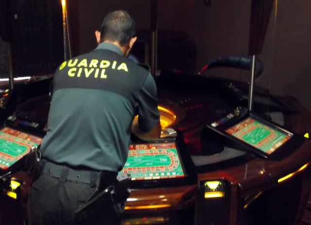 La Guardia Civil detiene a tres jóvenes dedicados a cometer estafas en un salón recreativo