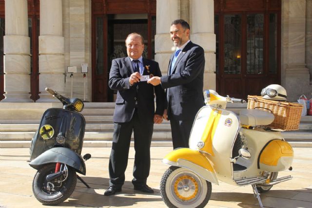José López recibe el carné de socio de honor del Vespa Club Cartagena