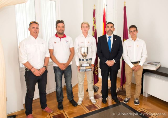 El alcalde, con los cartageneros campeones del mundo junior de vela