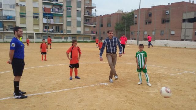 Ricardo Segado, con el deporte base, en el inicio de la Liga local de fútbol del Ayuntamiento de Cartagena