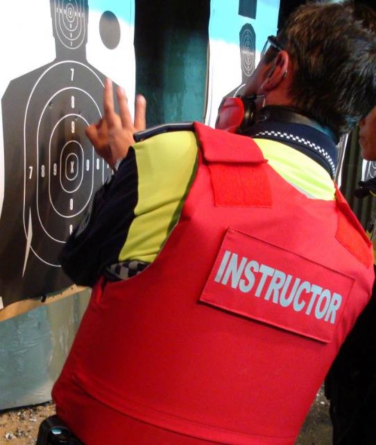 Los policías locales de Cartagena se adiestran en el manejo de las armas