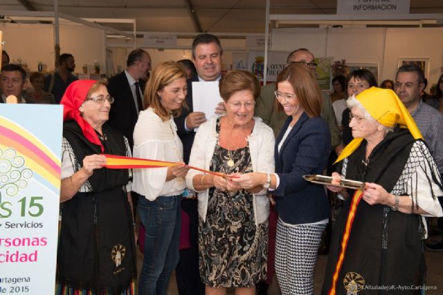 Mayores y discapacitados toman la explanada del Puerto