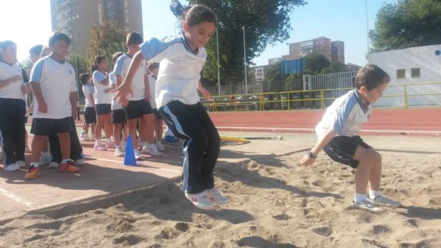Alumnos del colegio San Vicente de Paul se acercan al Atletismo