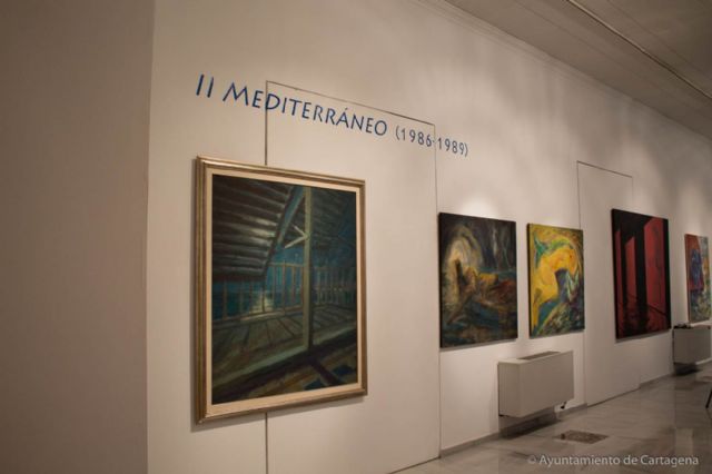 Esteban Bernal hace de guía de su exposición en el Palacio Molina