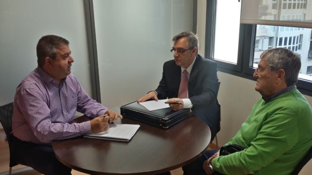 Calderón trata con representantes vecinales de Los Piteros el arreglo de un camino de entrada al caserío