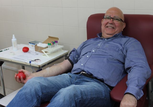 El portavoz de Ciudadanos Cartagena, Manuel Padín, acude a donar sangre tras la alerta del Centro de Hemodonación