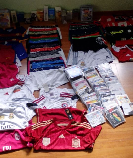 La Policía Local de Cartagena decomisa cerca de 400 artículos en Los Dolores