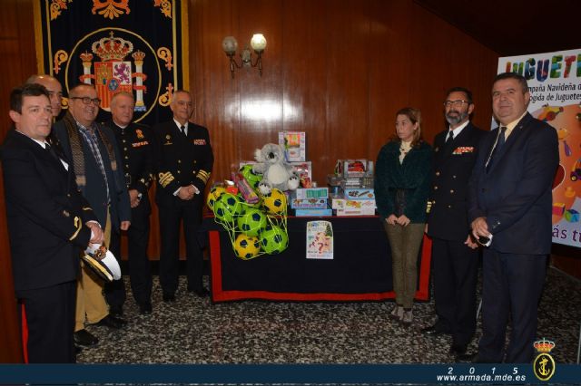 La Armada entrega el primer juguete para su campaña de Navidad